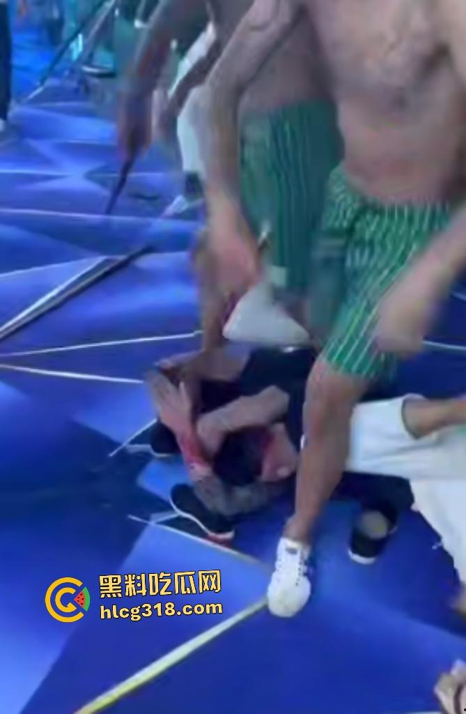 台球室赌徒疯狂群殴两小伙!台球棍和台球直打脑门,棍子打断血流满面,其中一小伙见势不妙直接逃走!