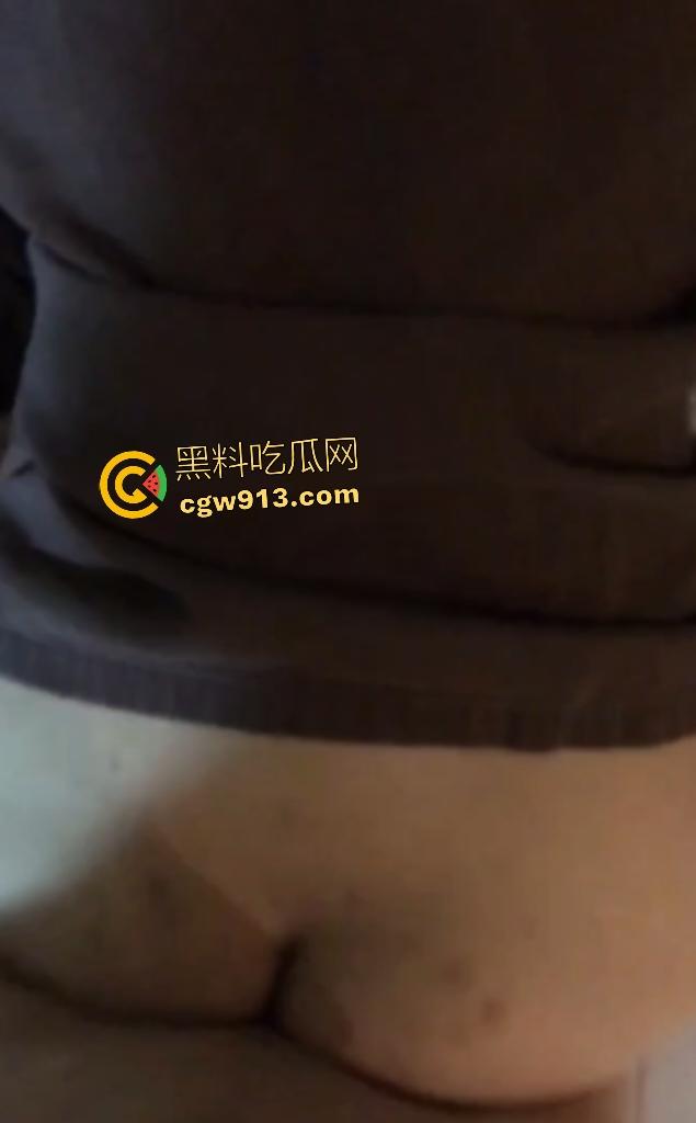 绿帽男友阳痿活该!骚逼女友劈腿,酒店抓门把手被小三后入狂操,奶子被抓爽到病都好了!