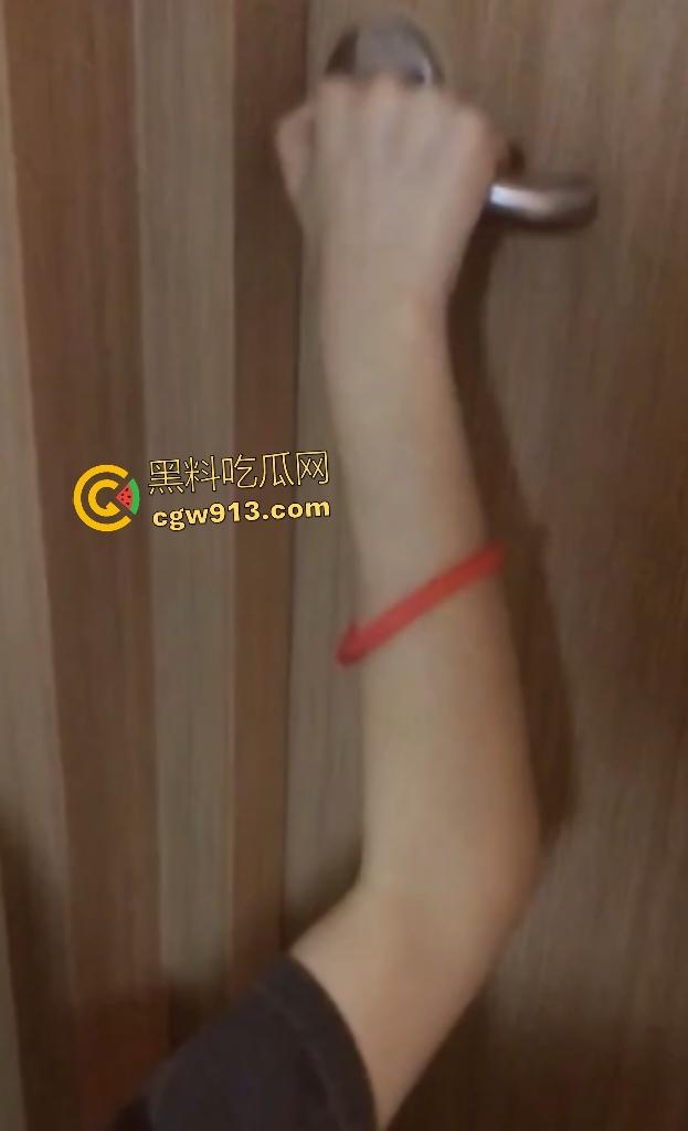 绿帽男友阳痿活该!骚逼女友劈腿,酒店抓门把手被小三后入狂操,奶子被抓爽到病都好了!