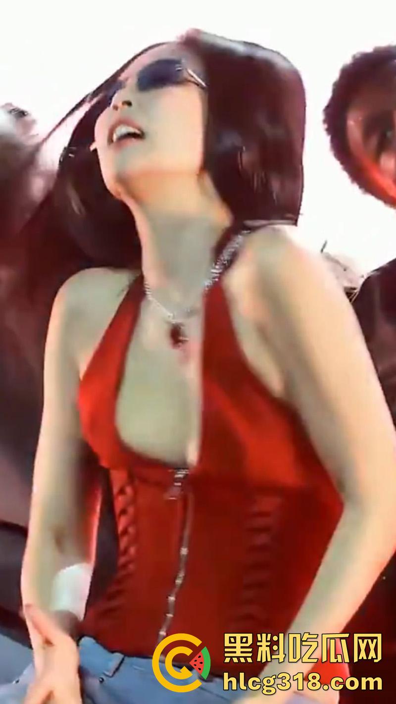 韩国女团太敢穿意外走光,Blackpink成员【jennie】,演唱会乳头走光,白嫩巨乳诱人至极!