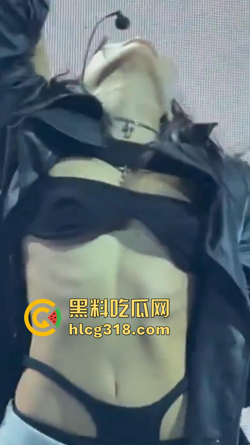 韩国女团太敢穿意外走光,Blackpink成员【jennie】,演唱会乳头走光,白嫩巨乳诱人至极!