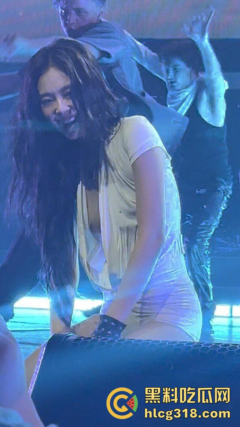 韩国女团太敢穿意外走光,Blackpink成员【jennie】,演唱会乳头走光,白嫩巨乳诱人至极!