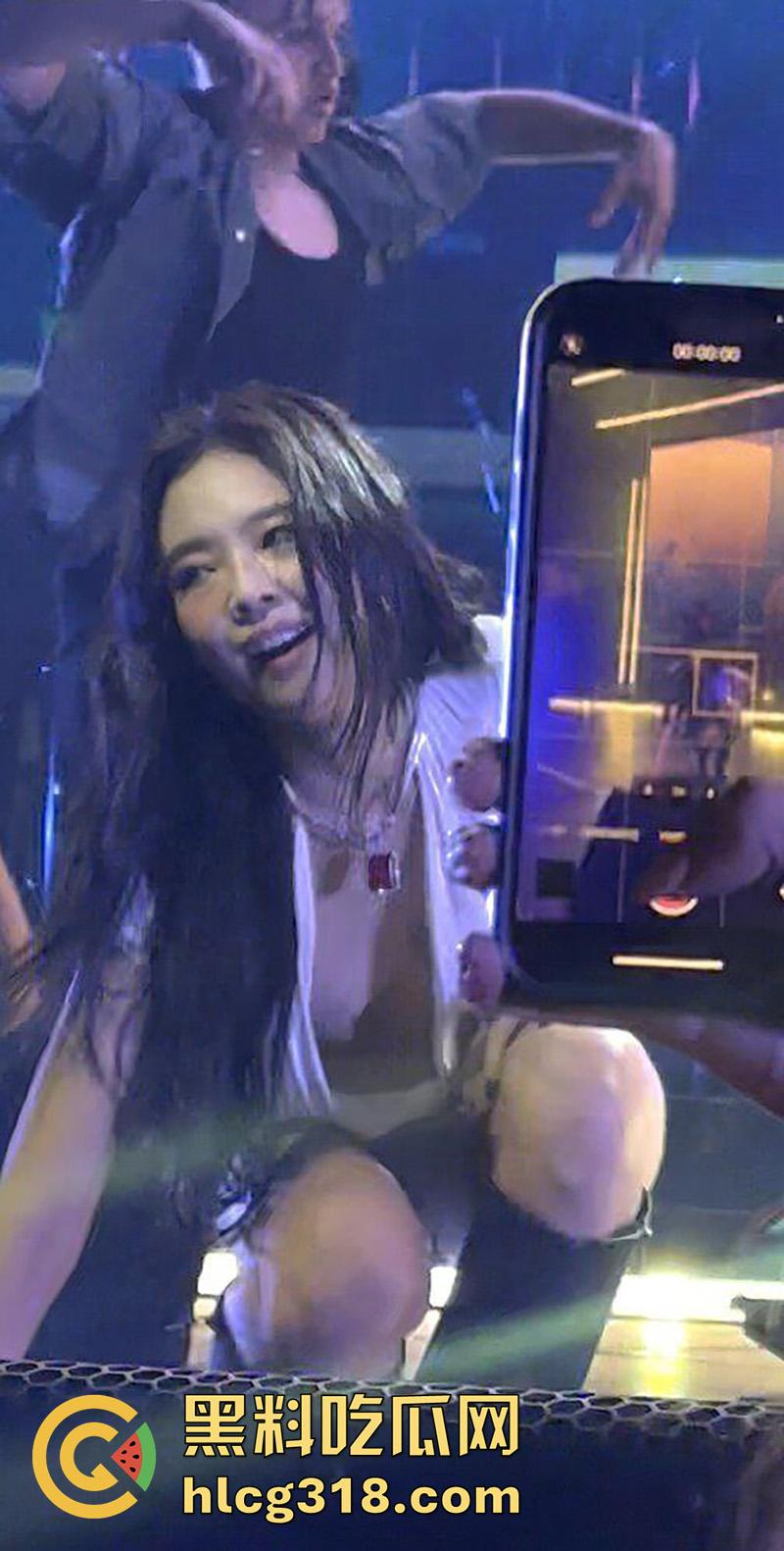 韩国女团太敢穿意外走光,Blackpink成员【jennie】,演唱会乳头走光,白嫩巨乳诱人至极!