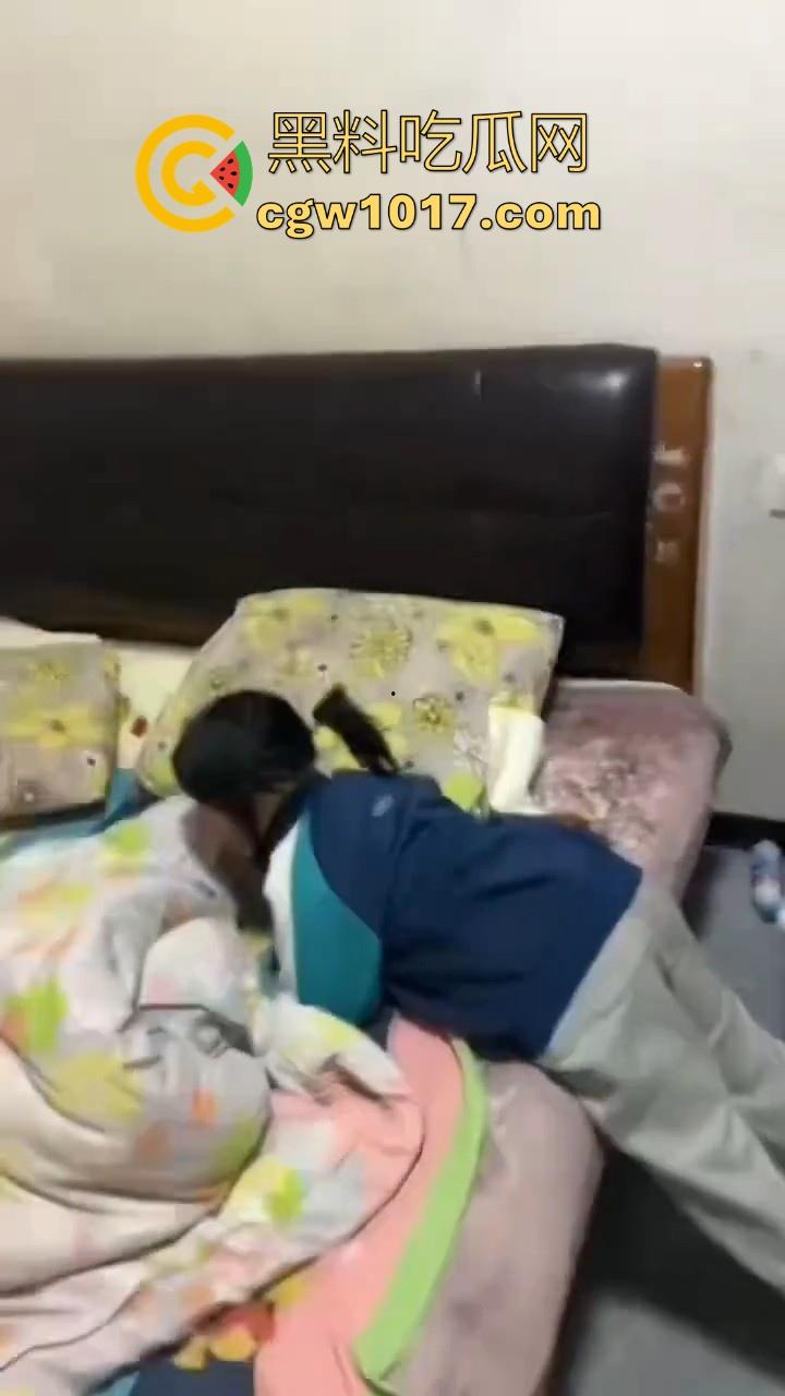 又见教育狂魔上线，作业没写完被打进狗笼？虎爸摇身一变成畜生爸，全网怒骂还在狡辩为你好！