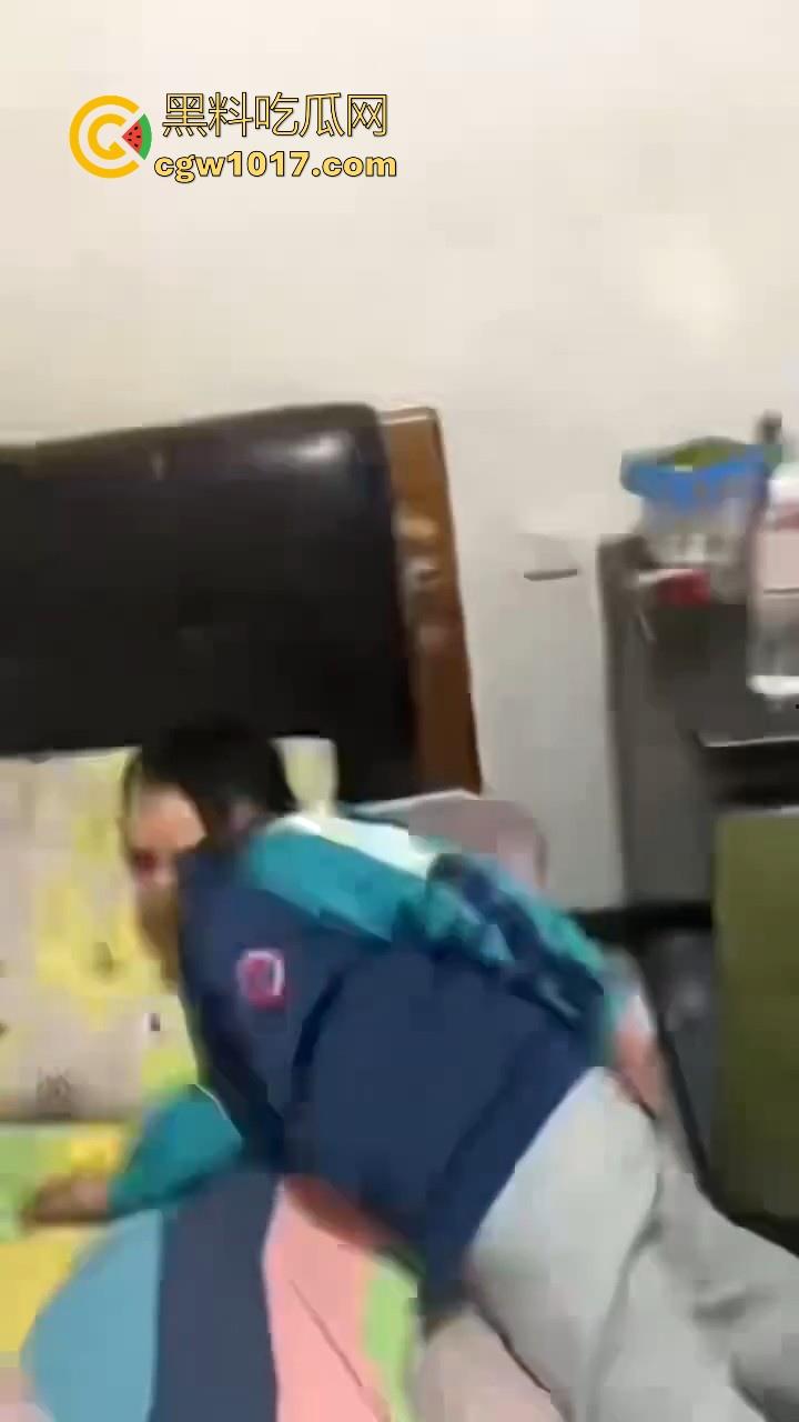 又见教育狂魔上线,作业没写完被打进狗笼?虎爸摇身一变成畜生爸,全网怒骂还在狡辩为你好!