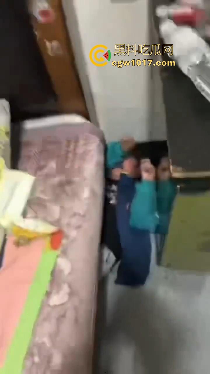 又见教育狂魔上线,作业没写完被打进狗笼?虎爸摇身一变成畜生爸,全网怒骂还在狡辩为你好!