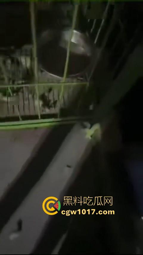 又见教育狂魔上线,作业没写完被打进狗笼?虎爸摇身一变成畜生爸,全网怒骂还在狡辩为你好!