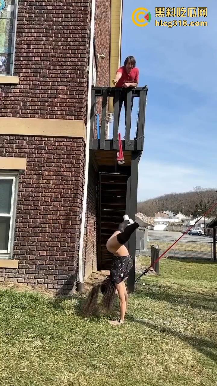 奇葩的离谱操作, 用铲子扇逼用砖头砸鸡鸡用扳手高空插逼,这都是什么操作啊,说是在锻炼绝世武功都有人信!