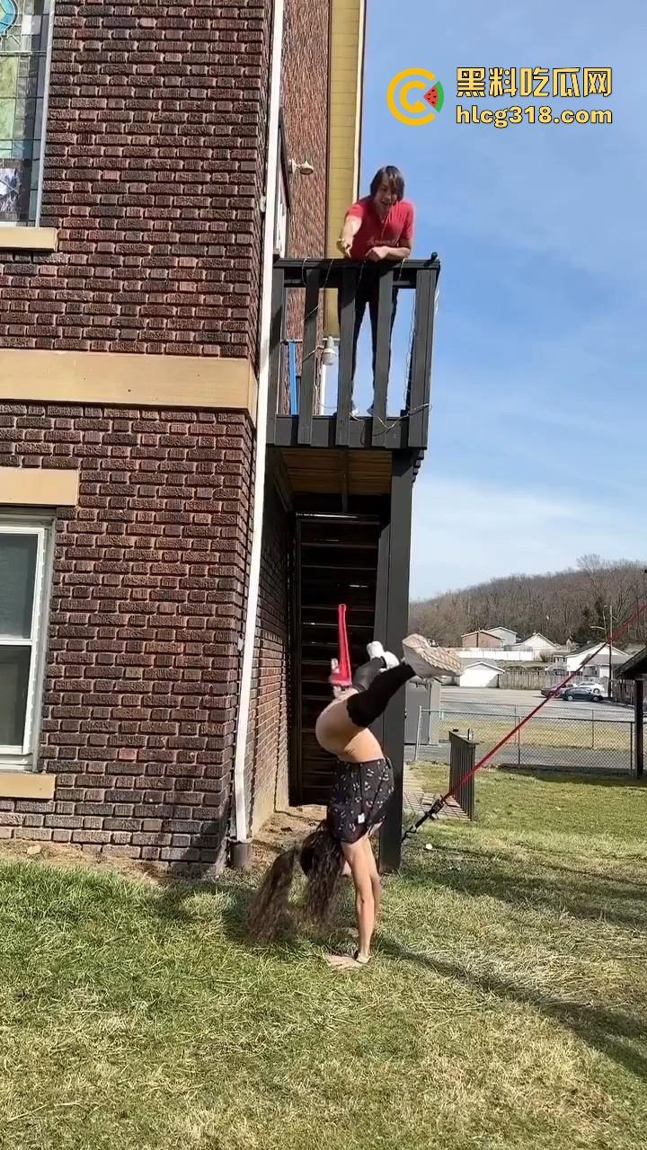 奇葩的离谱操作, 用铲子扇逼用砖头砸鸡鸡用扳手高空插逼,这都是什么操作啊,说是在锻炼绝世武功都有人信!