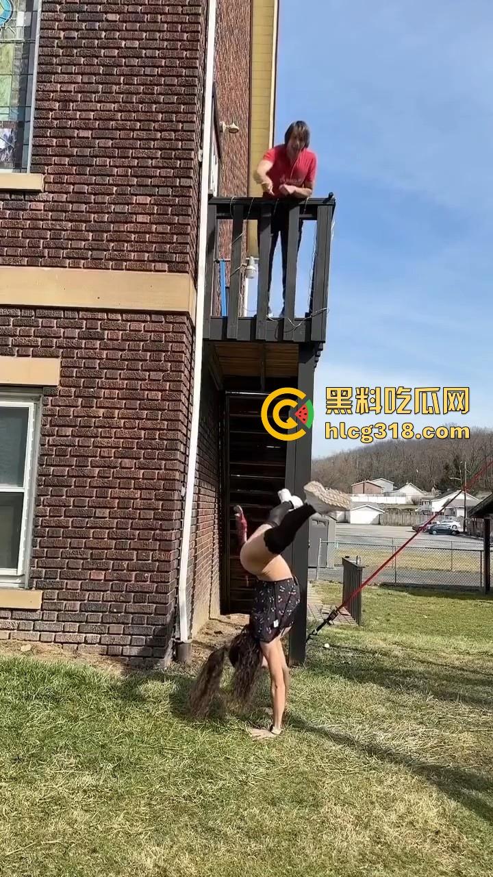 奇葩的离谱操作, 用铲子扇逼用砖头砸鸡鸡用扳手高空插逼,这都是什么操作啊,说是在锻炼绝世武功都有人信!