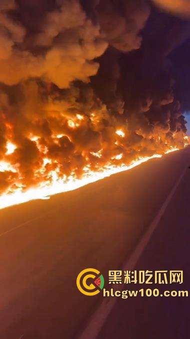 河北沧州高速上演油罐车相撞惊魂一刻,瞬间起火烟雾漫天,蔓延百米火龙天都被烧红了