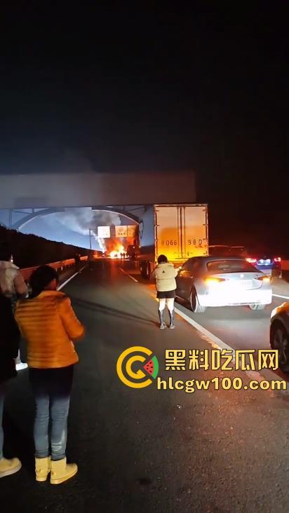 河北沧州高速上演油罐车相撞惊魂一刻,瞬间起火烟雾漫天,蔓延百米火龙天都被烧红了