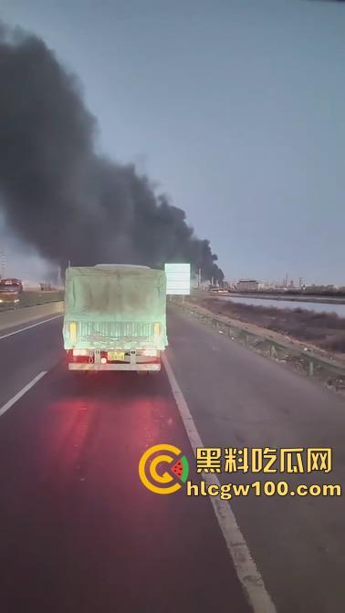 河北沧州高速上演油罐车相撞惊魂一刻,瞬间起火烟雾漫天,蔓延百米火龙天都被烧红了