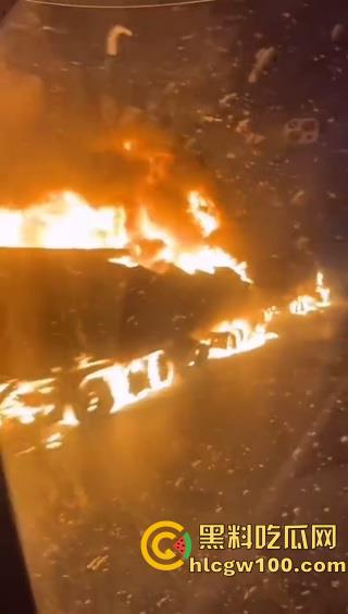 河北沧州高速上演油罐车相撞惊魂一刻,瞬间起火烟雾漫天,蔓延百米火龙天都被烧红了