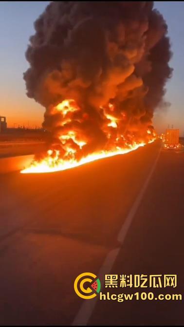 河北沧州高速上演油罐车相撞惊魂一刻,瞬间起火烟雾漫天,蔓延百米火龙天都被烧红了