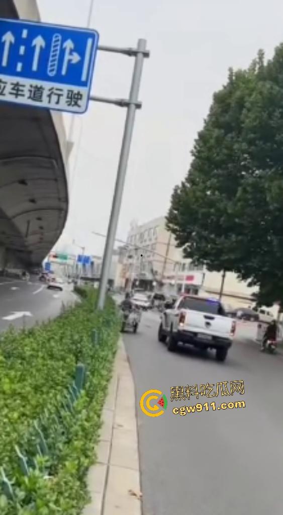 石家庄现实版侠盗飞车!欲跳桥自杀男子反转抢警车狂飙撞飞路人,警方围堵抓捕直接撞烂警车!
