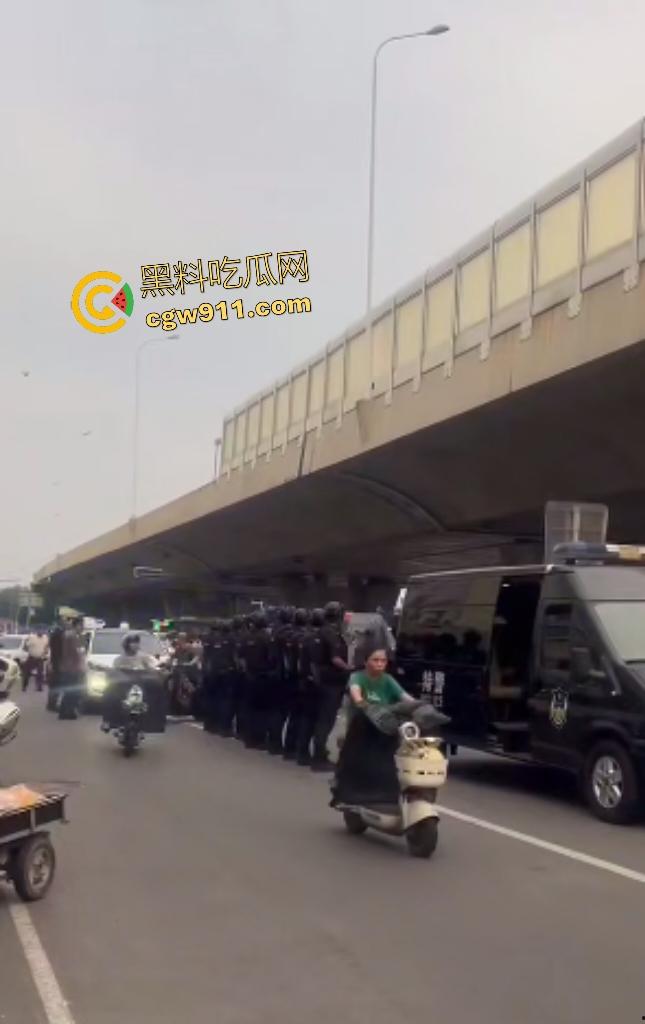 石家庄现实版侠盗飞车!欲跳桥自杀男子反转抢警车狂飙撞飞路人,警方围堵抓捕直接撞烂警车!