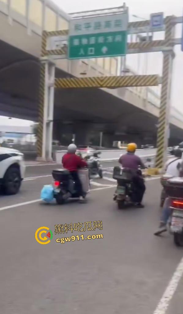 石家庄现实版侠盗飞车!欲跳桥自杀男子反转抢警车狂飙撞飞路人,警方围堵抓捕直接撞烂警车!