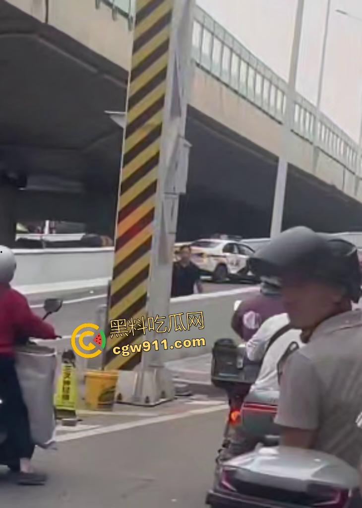 石家庄现实版侠盗飞车!欲跳桥自杀男子反转抢警车狂飙撞飞路人,警方围堵抓捕直接撞烂警车!