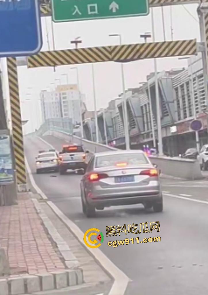 石家庄现实版侠盗飞车!欲跳桥自杀男子反转抢警车狂飙撞飞路人,警方围堵抓捕直接撞烂警车!