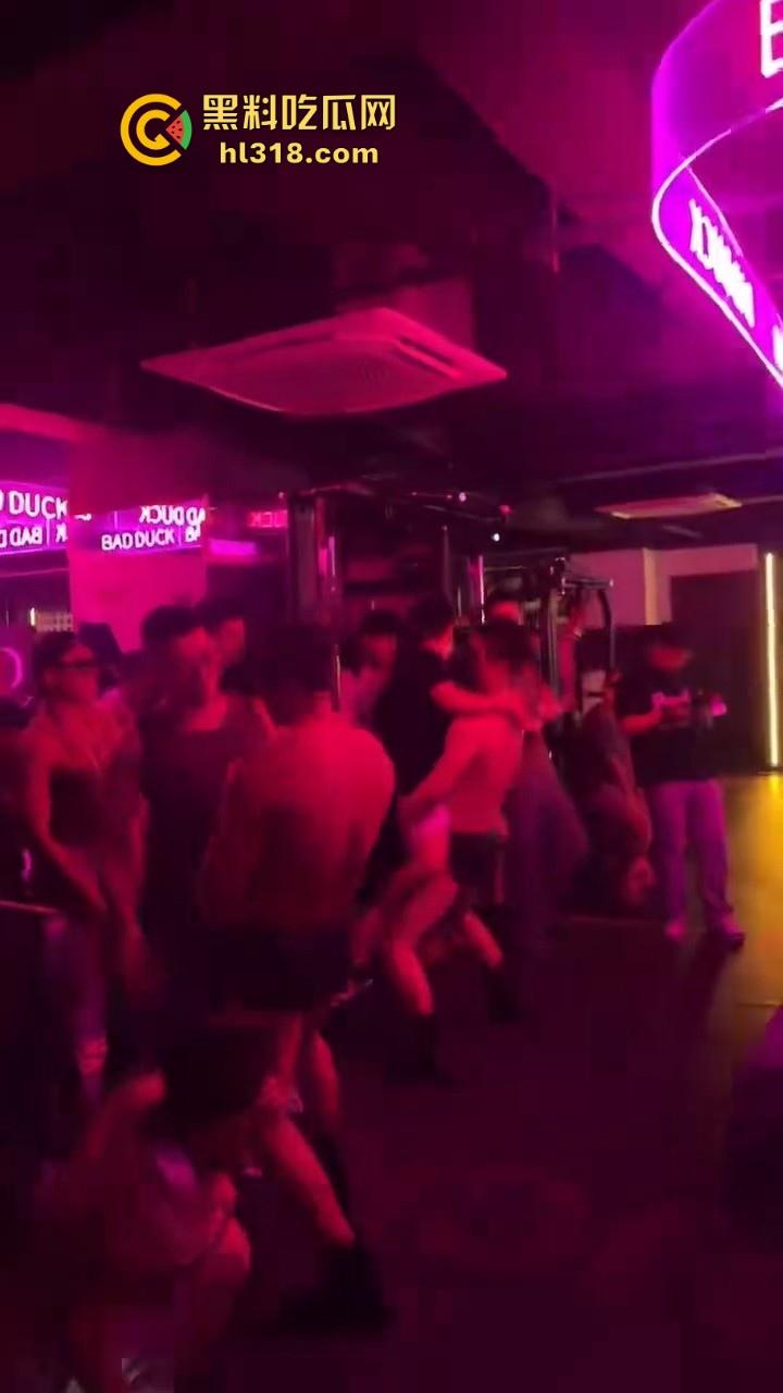 重庆江北区新开业了一家男士健身房，主打gay佬风，健身猛男教练在线指点，硬肛到底！