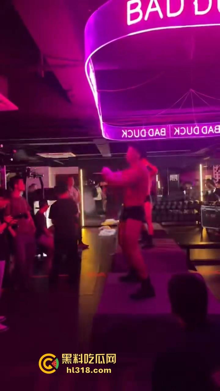 重庆江北区新开业了一家男士健身房,主打gay佬风,健身猛男教练在线指点,硬肛到底!