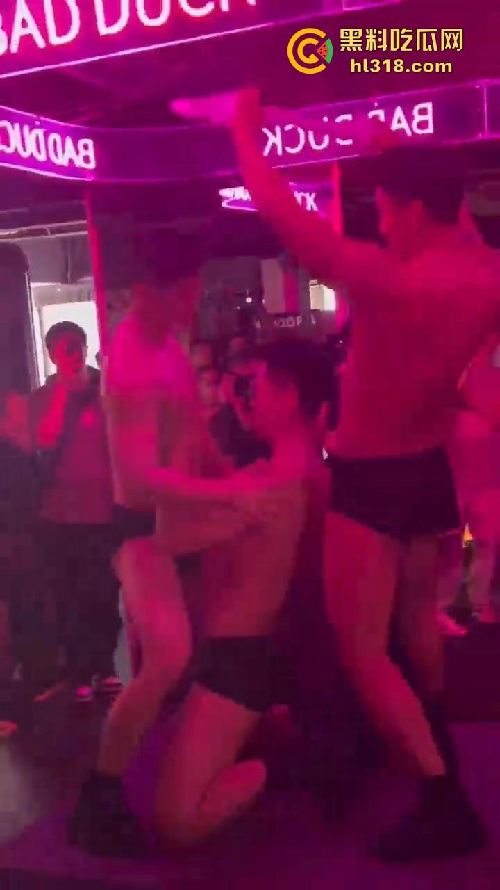 重庆江北区新开业了一家男士健身房,主打gay佬风,健身猛男教练在线指点,硬肛到底!