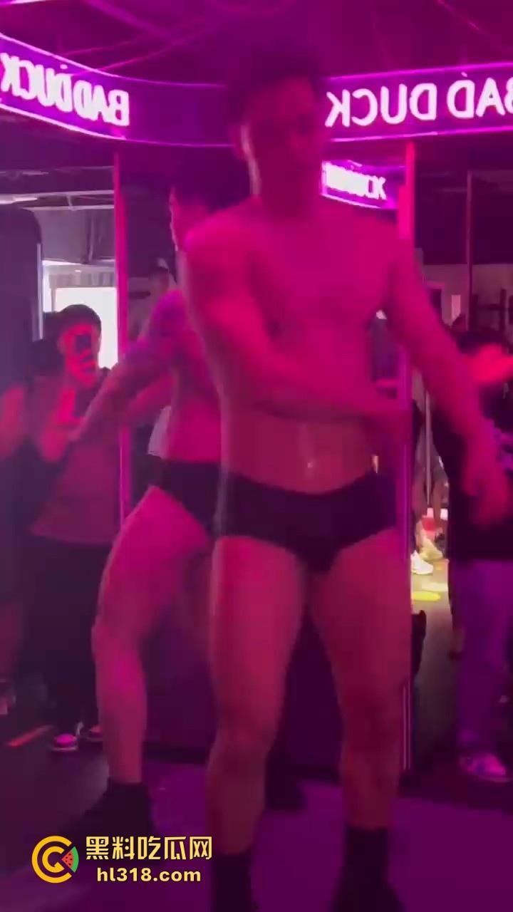 重庆江北区新开业了一家男士健身房,主打gay佬风,健身猛男教练在线指点,硬肛到底!