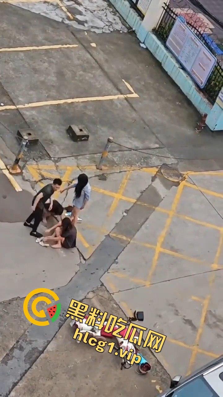 广州清晨的情感大戏：三女争一男，街头闹剧上演引人围观