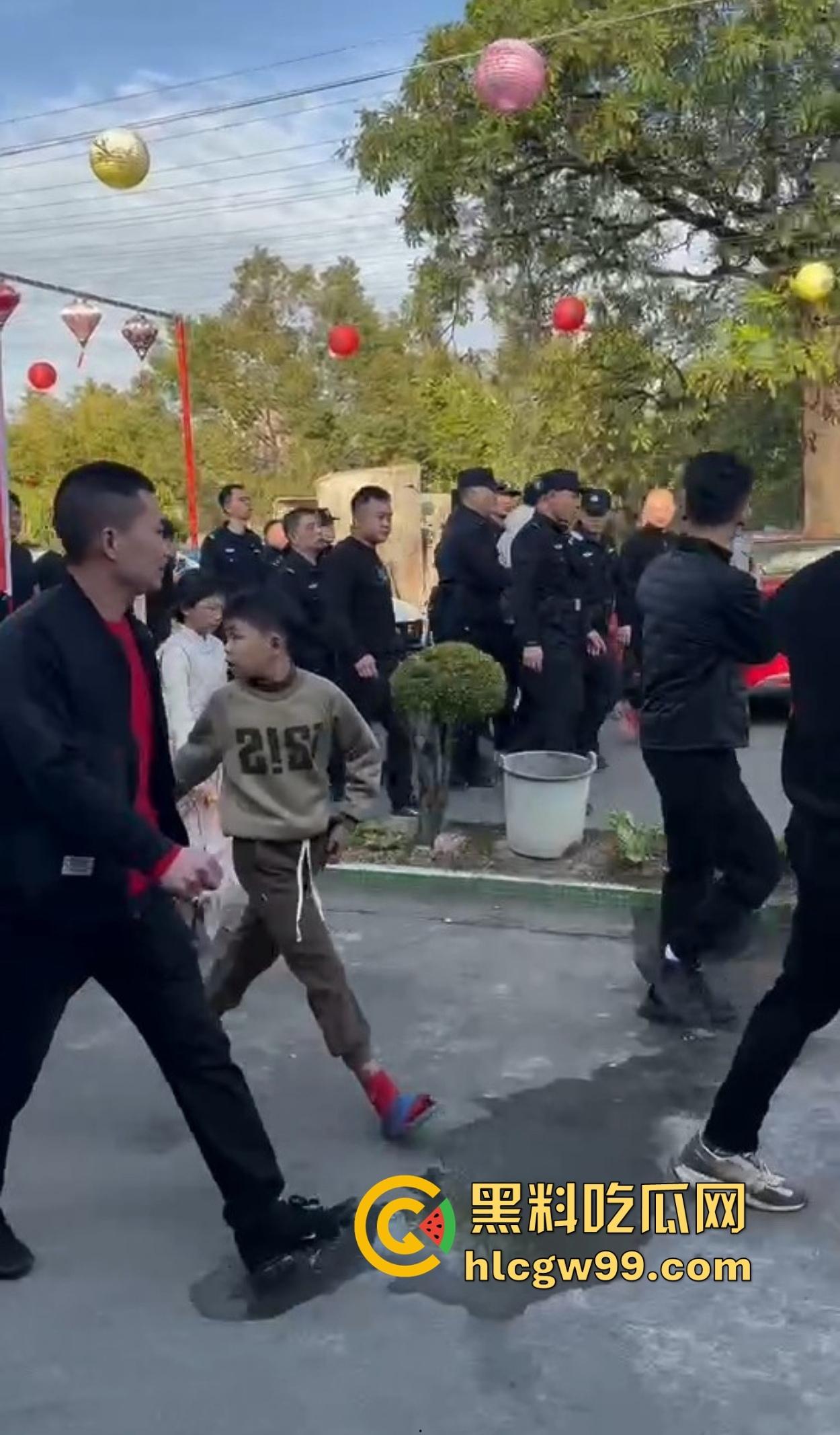 潮汕男子飙车狂言车300万撞死人保险赔,结果被英歌队打到脑震荡,现在出院嚷嚷黑势力又被围了!