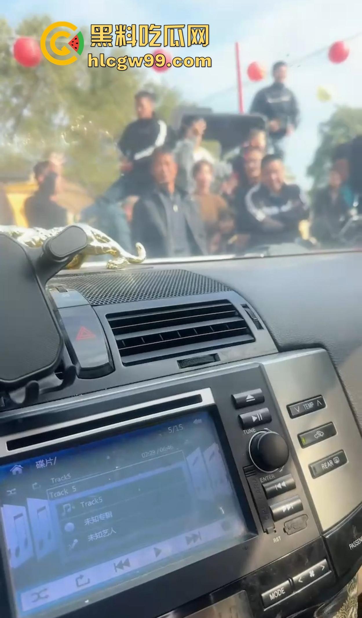 潮汕男子飙车狂言车300万撞死人保险赔,结果被英歌队打到脑震荡,现在出院嚷嚷黑势力又被围了!