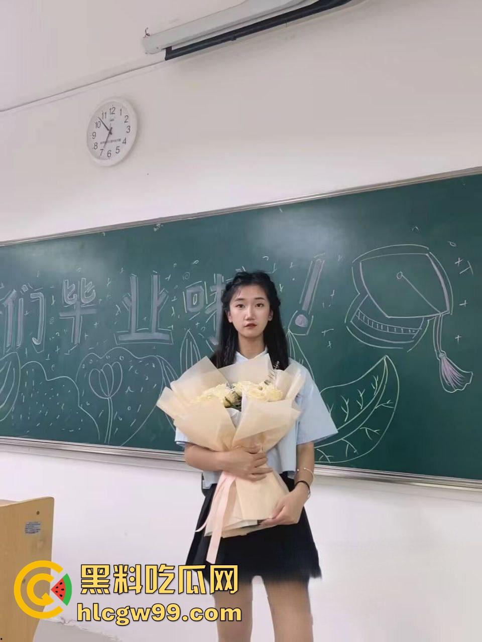 河北师大学生【周乃馨】被渣男PUA性爱视频曝光,三两句就掰开黑森林,骚逼一览无余!