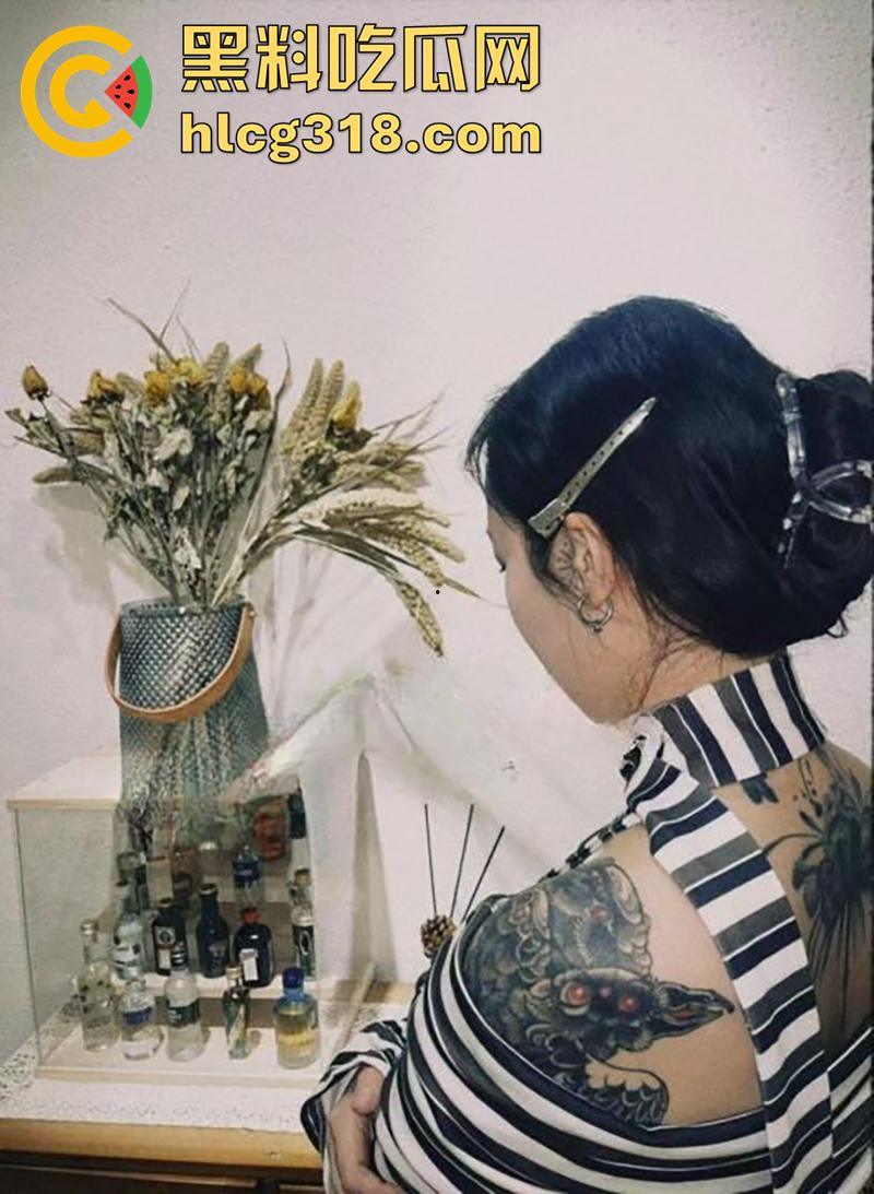 抖音符文战士【lee李李】,大奶纹身店老板娘,性感身材私下骚没边,性爱自拍视频流出!