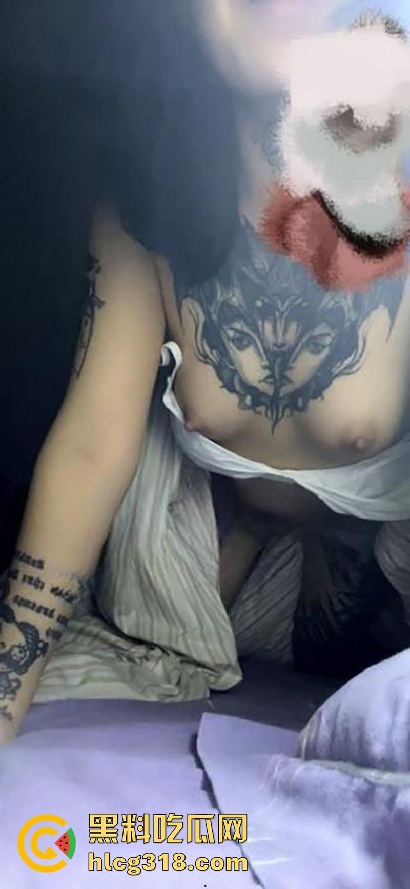 抖音符文战士【lee李李】,大奶纹身店老板娘,性感身材私下骚没边,性爱自拍视频流出!