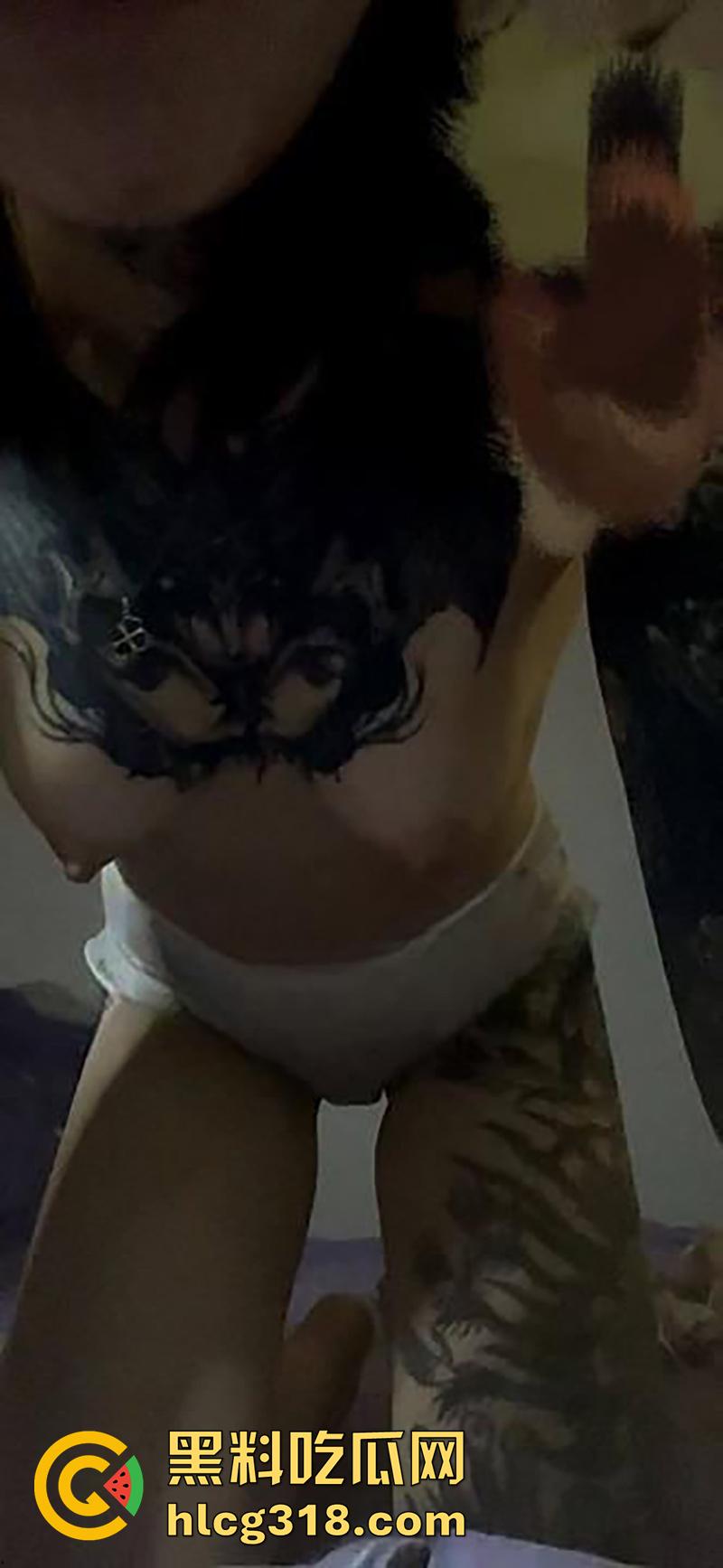 抖音符文战士【lee李李】,大奶纹身店老板娘,性感身材私下骚没边,性爱自拍视频流出!