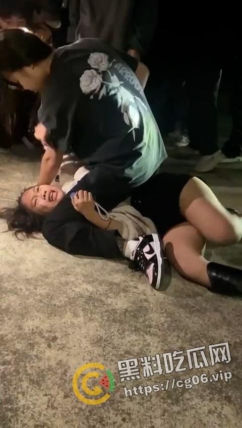 海丰县桥东精神小伙斗殴!采取1v1solo战 男生踩着头打 女生奶子都打出来了 最后还跟警察打 太嚣张了