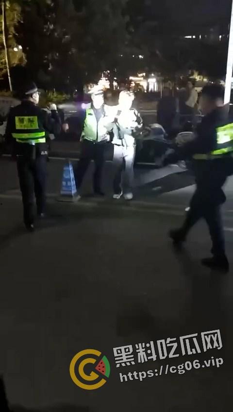 海丰县桥东精神小伙斗殴!采取1v1solo战 男生踩着头打 女生奶子都打出来了 最后还跟警察打 太嚣张了