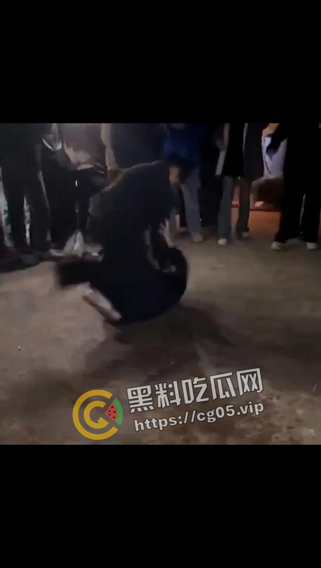 海丰县桥东精神小伙斗殴!采取1v1solo战 男生踩着头打 女生奶子都打出来了 最后还跟警察打 太嚣张了