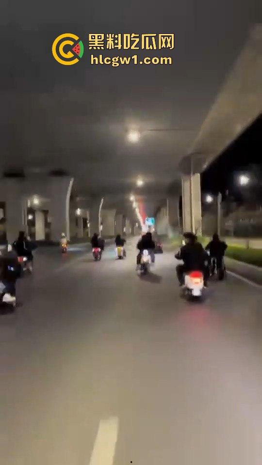 精神小伙炸街惹事!嫌话不好听,踢车砸车还录视频尾随炫耀,真特么无法无天!