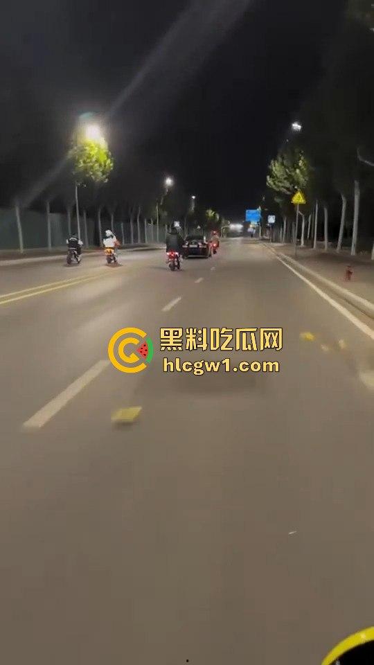 精神小伙炸街惹事!嫌话不好听,踢车砸车还录视频尾随炫耀,真特么无法无天!