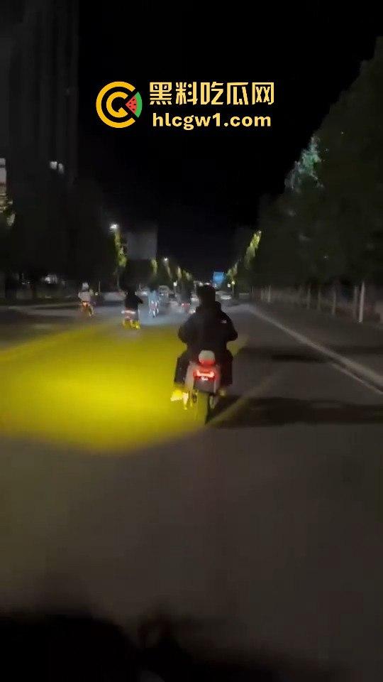 精神小伙炸街惹事!嫌话不好听,踢车砸车还录视频尾随炫耀,真特么无法无天!