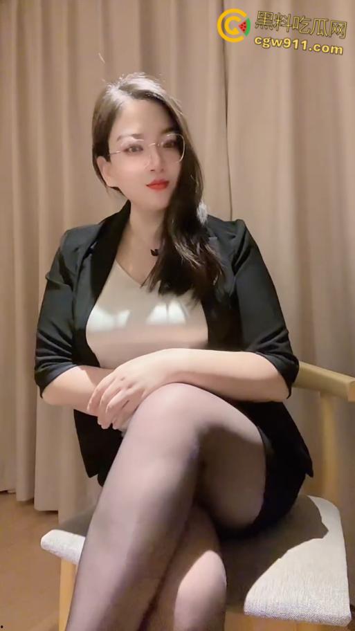 抖音熟女母狗【王秘书呀】,想尽办法勾引男人,巨乳翘臀抠逼自慰,全自动口活干炮一条龙,黑丝翘臀被疯狂打桩 !