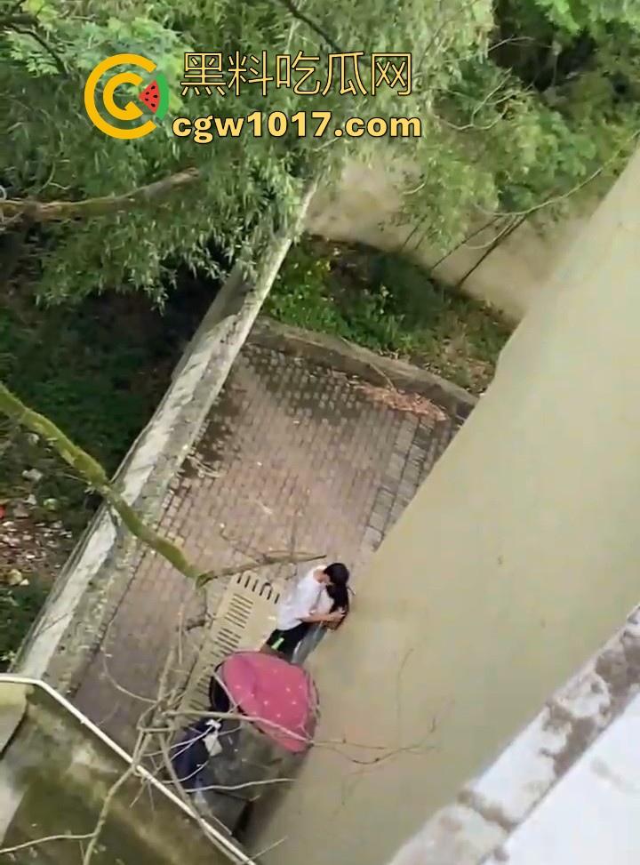 湖南师范大学宿舍角落小情侣偷情,我扣你的逼 你撸我的鸡,激情四射啊!熟悉的角落,熟悉的人,熟悉的动作!