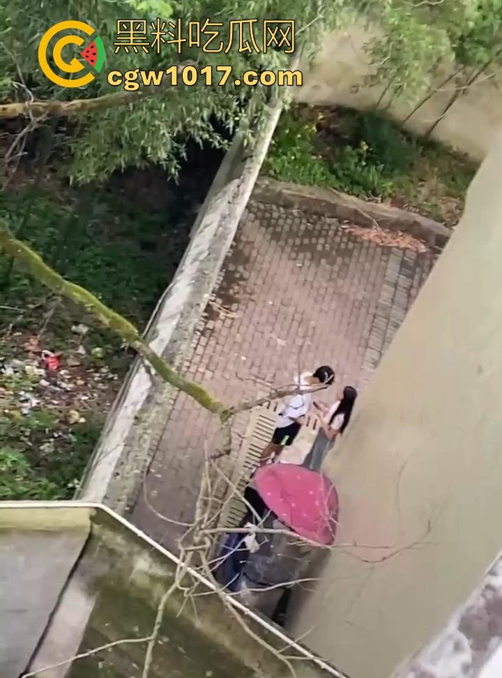 湖南师范大学宿舍角落小情侣偷情,我扣你的逼 你撸我的鸡,激情四射啊!熟悉的角落,熟悉的人,熟悉的动作!