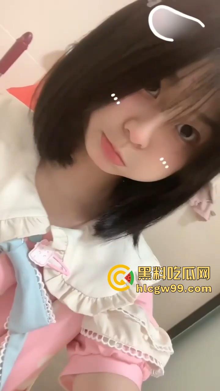 四川成都艺术学院清纯可爱反差女大学生【魏梧桐】调教视频曝光，现实和网络中判若两人，给调教成听话的小母狗。