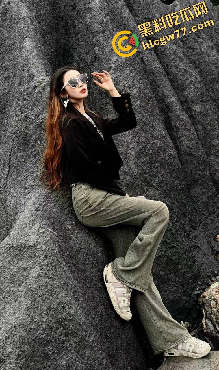 大奶精神小太妹 酒店忘我吃鸡 大屌都要把嘴撑爆了 又被肌肉猛男掐脖爆操 小小身躯十分耐操！